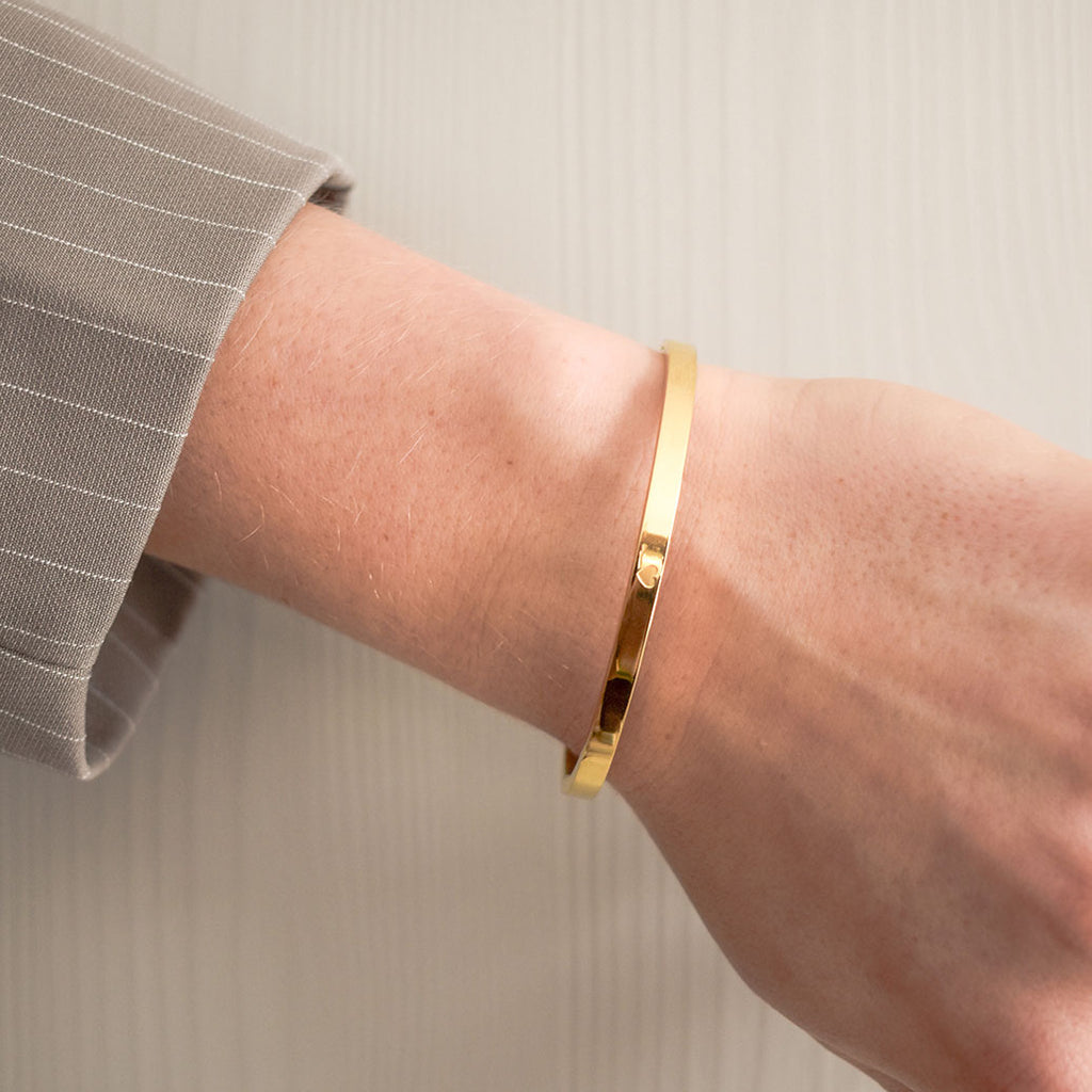 Bangle met subtiel hartje goud