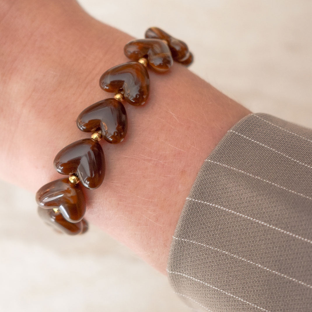 Kralen armband hartjes bruin