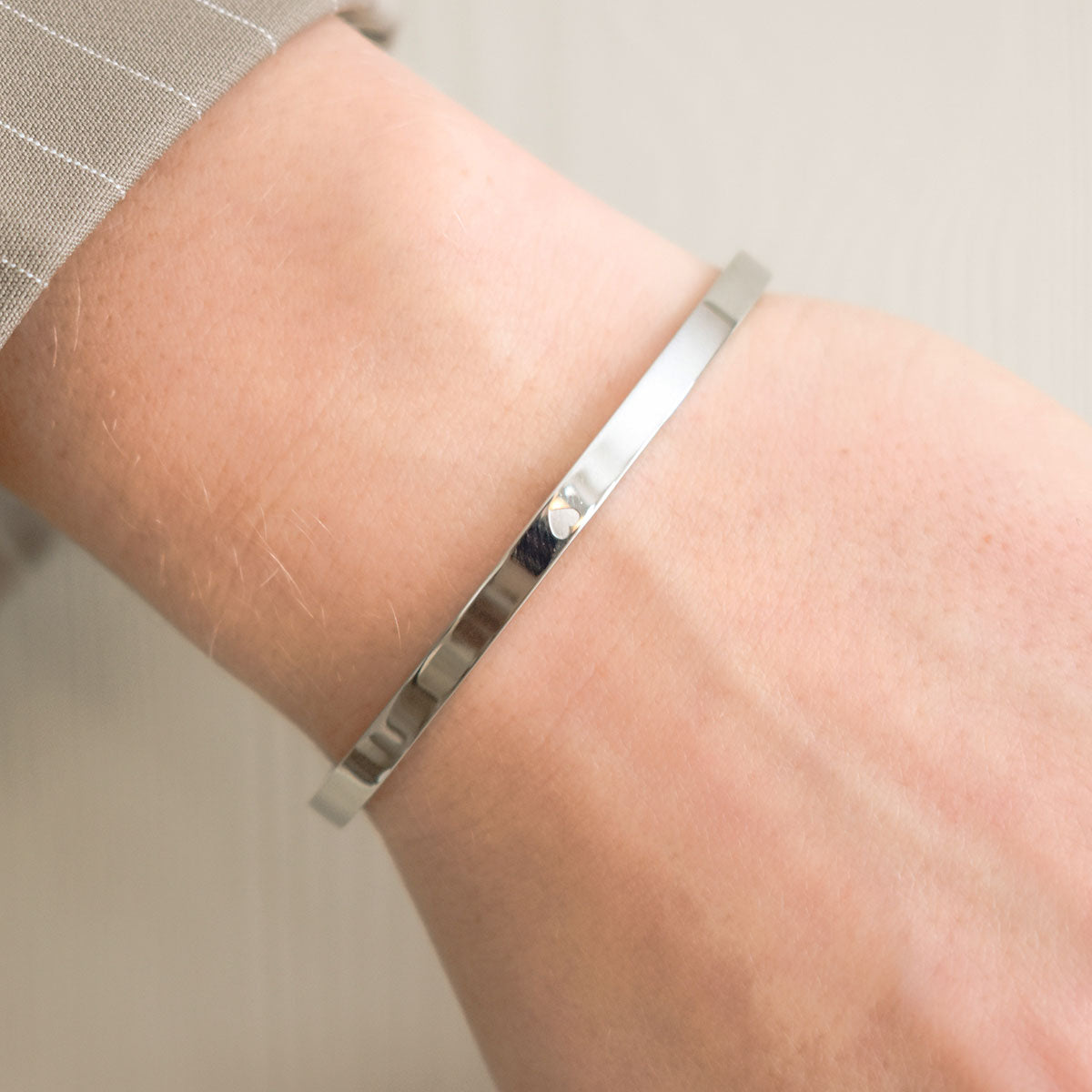 Bangle met subtiel hartje zilver